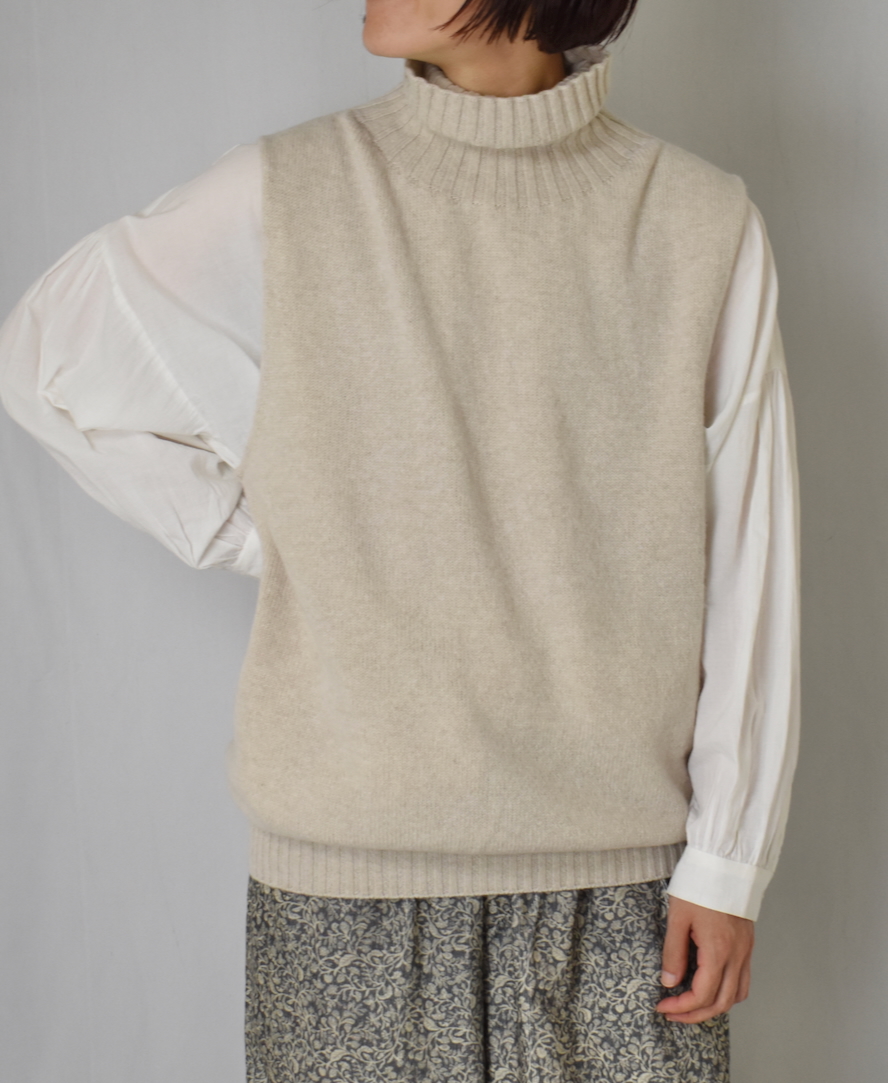 JNAMP2451(ニット)GEELONG LAMBSWOOL POLO NECK VEST