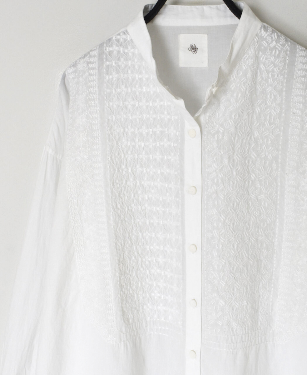 ●NMDS25201(シャツ) 60s ORGANIC CAMBRIC BANDED COLLAR EMB SHIRT