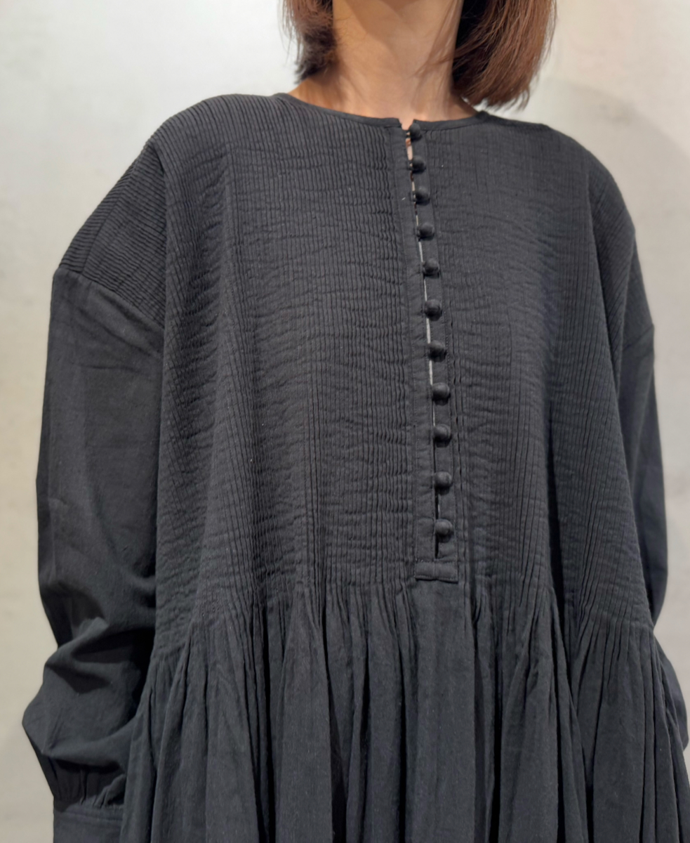 ●INMDS24302(ワンピース) HEAVY COTTON KHADI WITH SELVAGE BALL BUTTON CREW-NECK PULLOVER SHIRT DRESS WITH PINTUCK