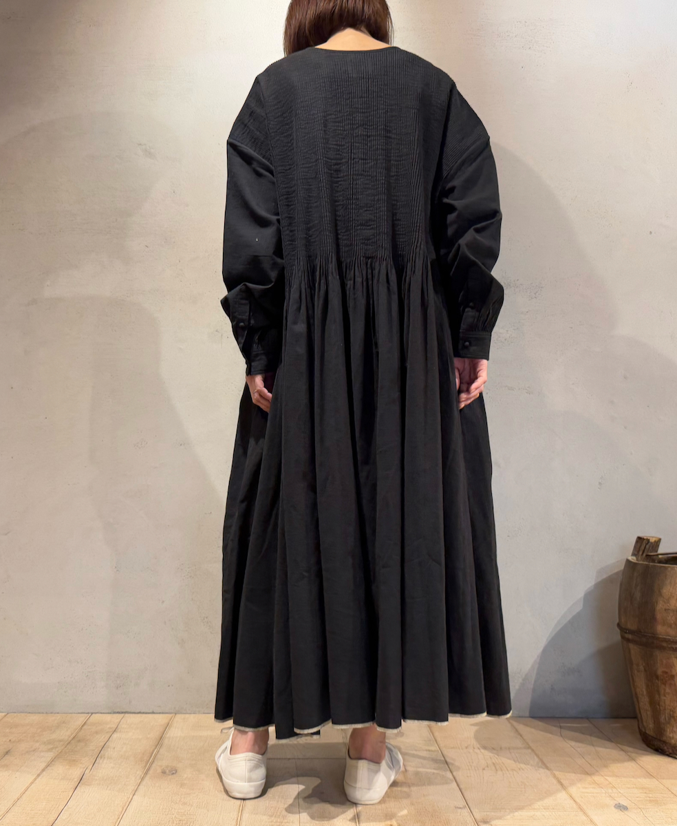 ●INMDS24302(ワンピース) HEAVY COTTON KHADI WITH SELVAGE BALL BUTTON CREW-NECK PULLOVER SHIRT DRESS WITH PINTUCK