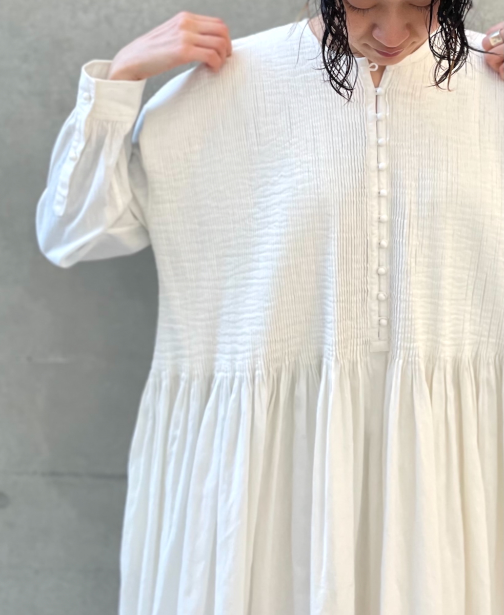 ●INMDS24302(ワンピース) HEAVY COTTON KHADI WITH SELVAGE BALL BUTTON CREW-NECK PULLOVER SHIRT DRESS WITH PINTUCK