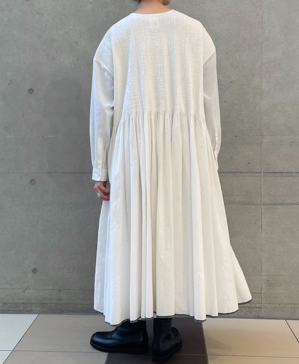 ●INMDS24302(ワンピース) HEAVY COTTON KHADI WITH SELVAGE BALL BUTTON CREW-NECK PULLOVER SHIRT DRESS WITH PINTUCK