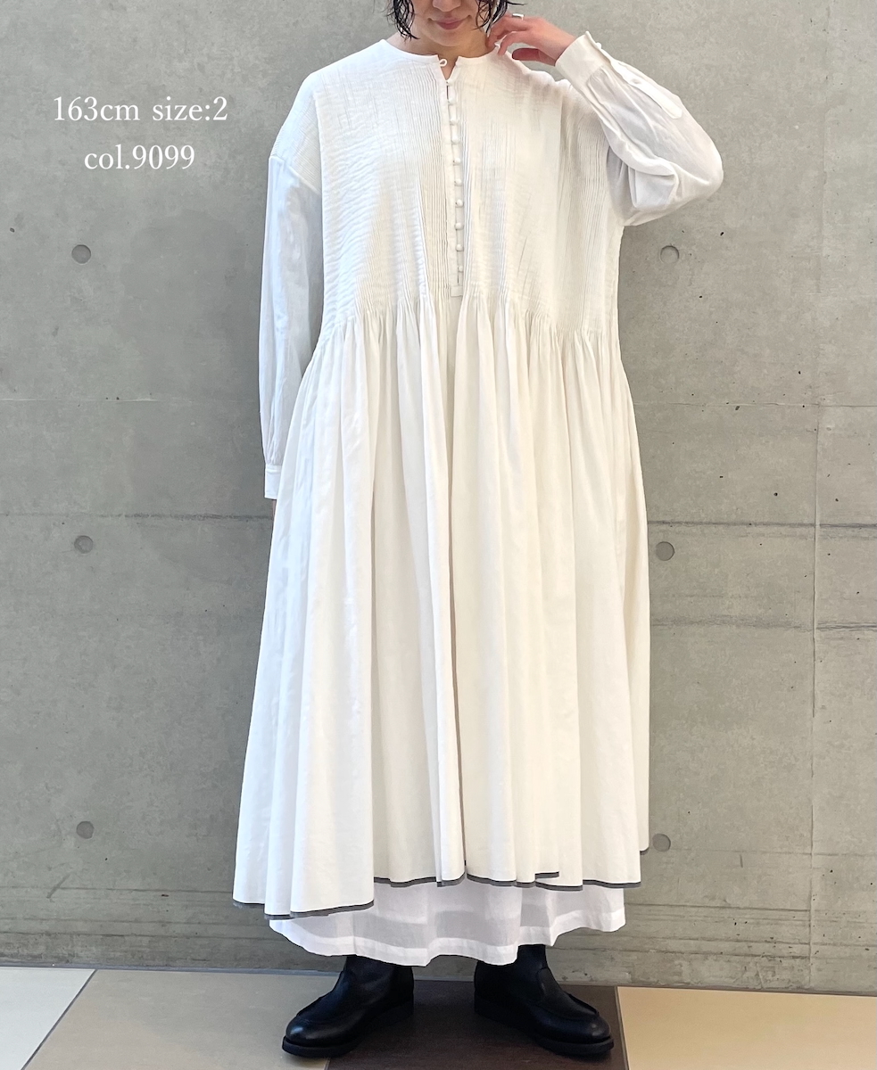 ●INMDS24302(ワンピース) HEAVY COTTON KHADI WITH SELVAGE BALL BUTTON CREW-NECK PULLOVER SHIRT DRESS WITH PINTUCK