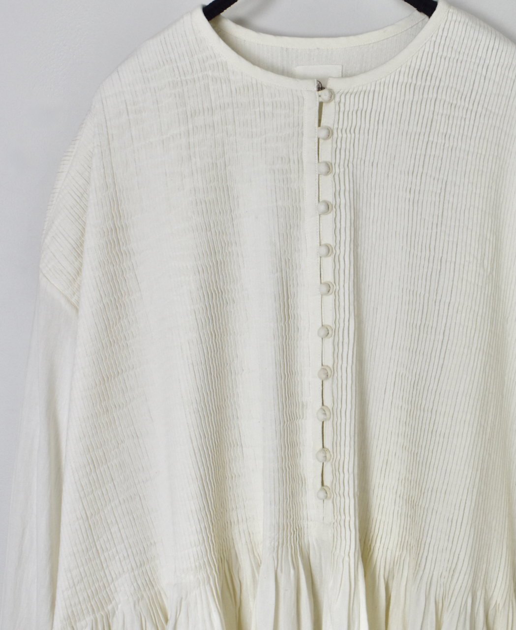 ●INMDS24302(ワンピース) HEAVY COTTON KHADI WITH SELVAGE BALL BUTTON CREW-NECK PULLOVER SHIRT DRESS WITH PINTUCK