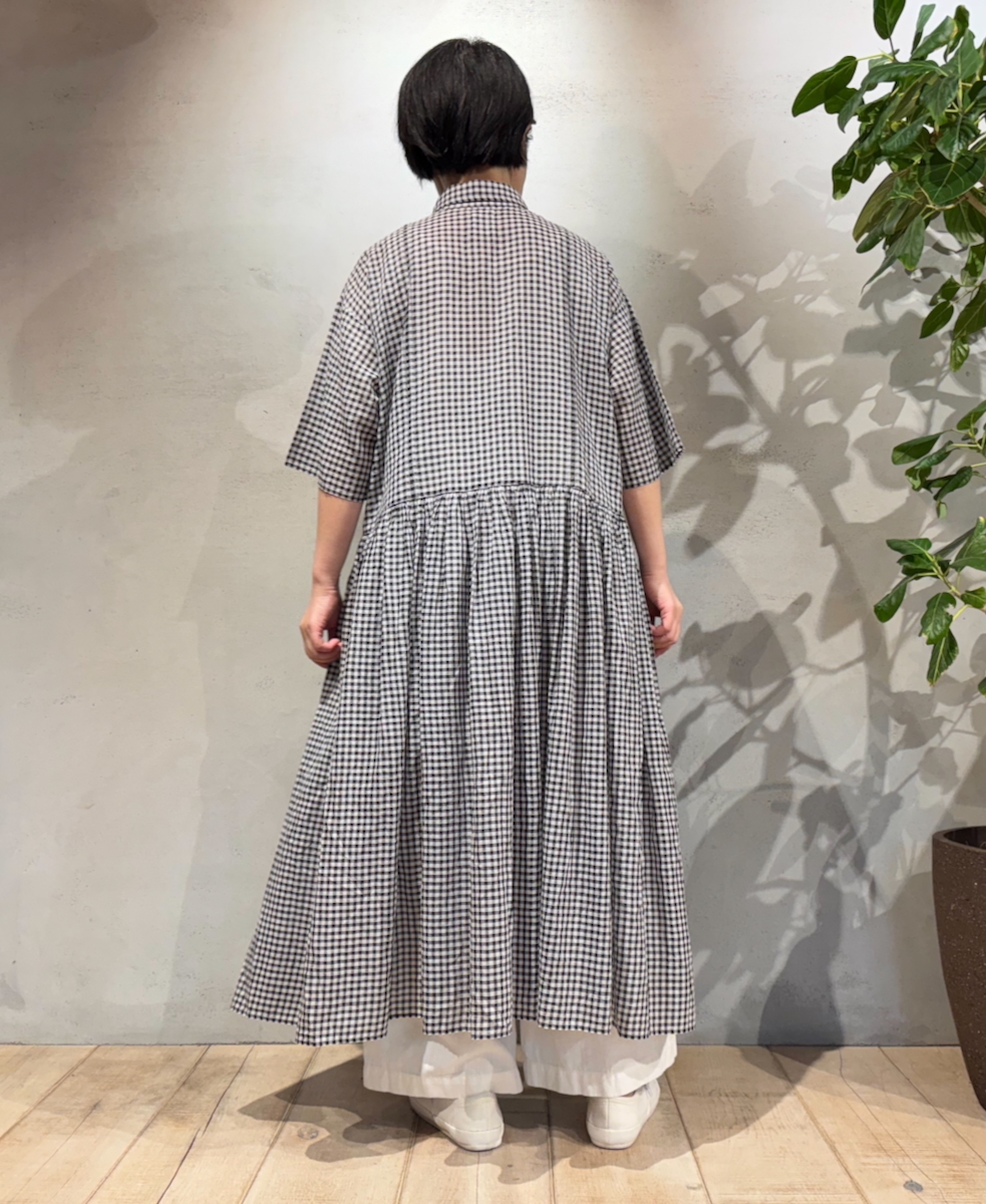 INMDS25023(ワンピース) HANDWOVEN COTTON/SILK GINGHAM CHECK REGULAR COLLAR DRESS WITH RAJASTHAN TUCK GATHERER