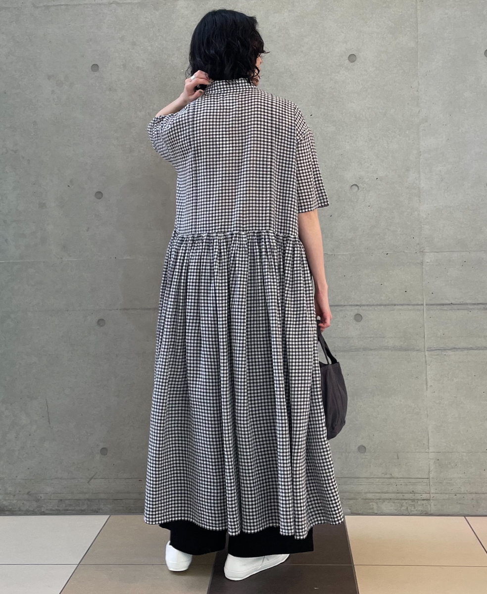 INMDS25023(ワンピース) HANDWOVEN COTTON/SILK GINGHAM CHECK REGULAR COLLAR DRESS WITH RAJASTHAN TUCK GATHERER