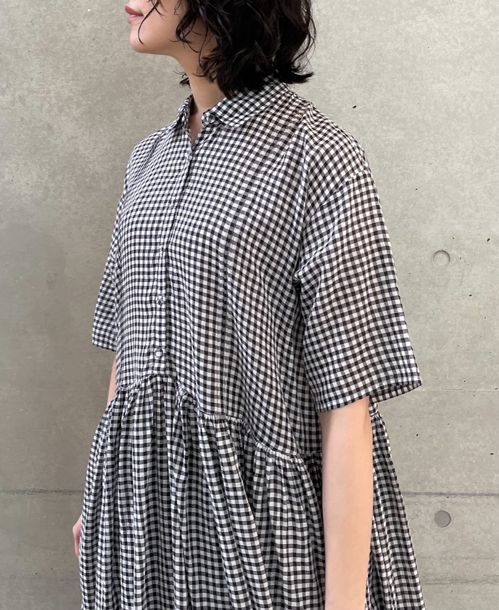 INMDS25023(ワンピース) HANDWOVEN COTTON/SILK GINGHAM CHECK REGULAR COLLAR DRESS WITH RAJASTHAN TUCK GATHERER