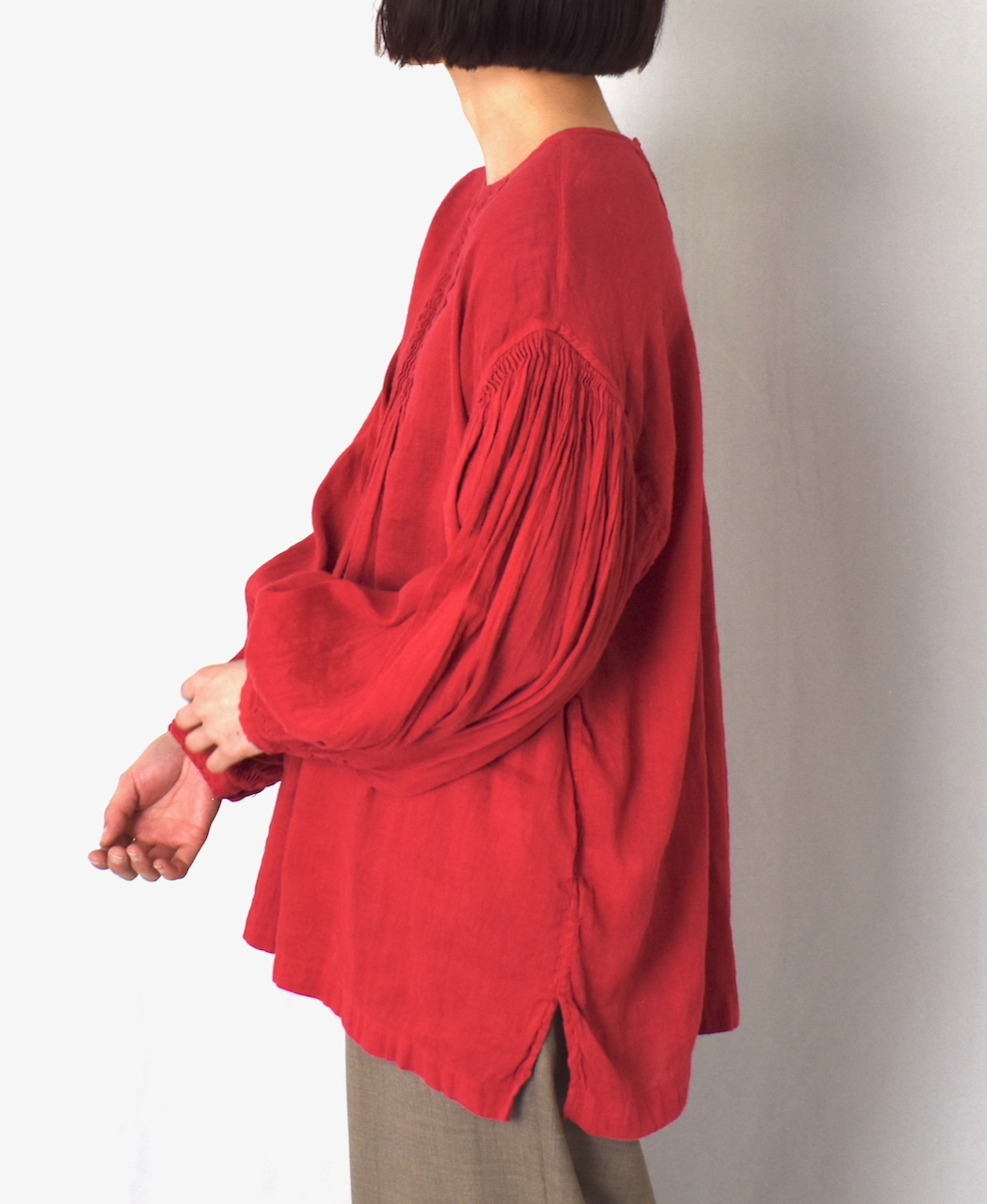 INMDS25012D(シャツ) AUTO LOOM COTTON/LINEN PLAIN(OVERDYE) BACK OPENING CREW-NECK SHIRT WITH MINI PINTUCK