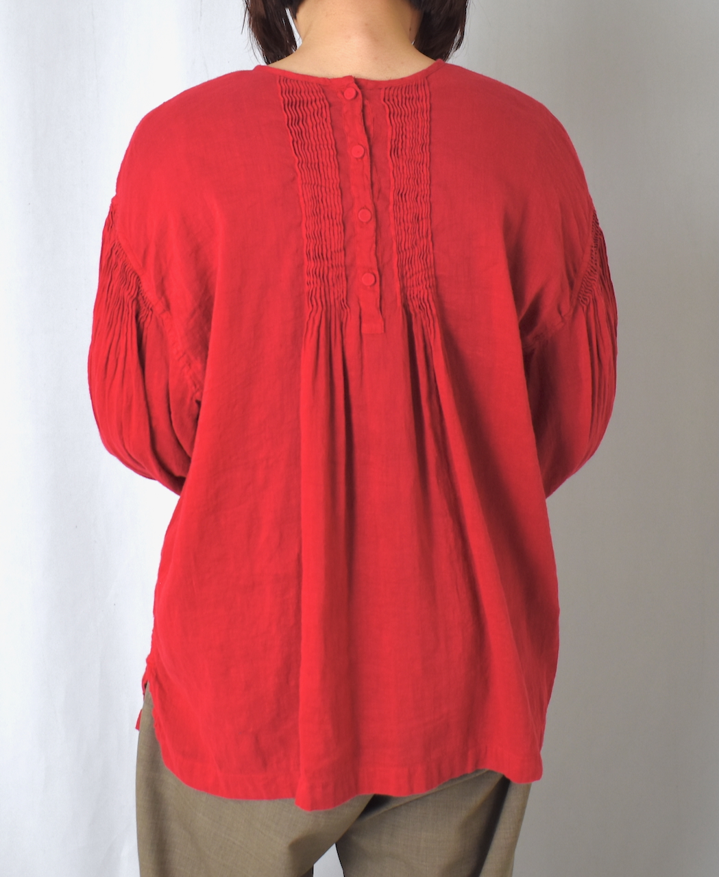 INMDS25012D(シャツ) AUTO LOOM COTTON/LINEN PLAIN(OVERDYE) BACK OPENING CREW-NECK SHIRT WITH MINI PINTUCK