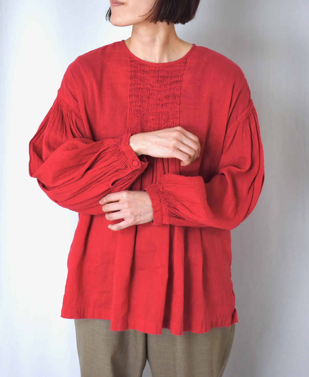 INMDS25012D(シャツ) AUTO LOOM COTTON/LINEN PLAIN(OVERDYE) BACK OPENING CREW-NECK SHIRT WITH MINI PINTUCK