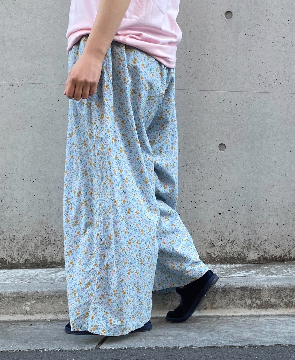 INAM2516FD(パンツ) COTTON FLOWER PRINT GATHERED EASY PANTS WITH LINING