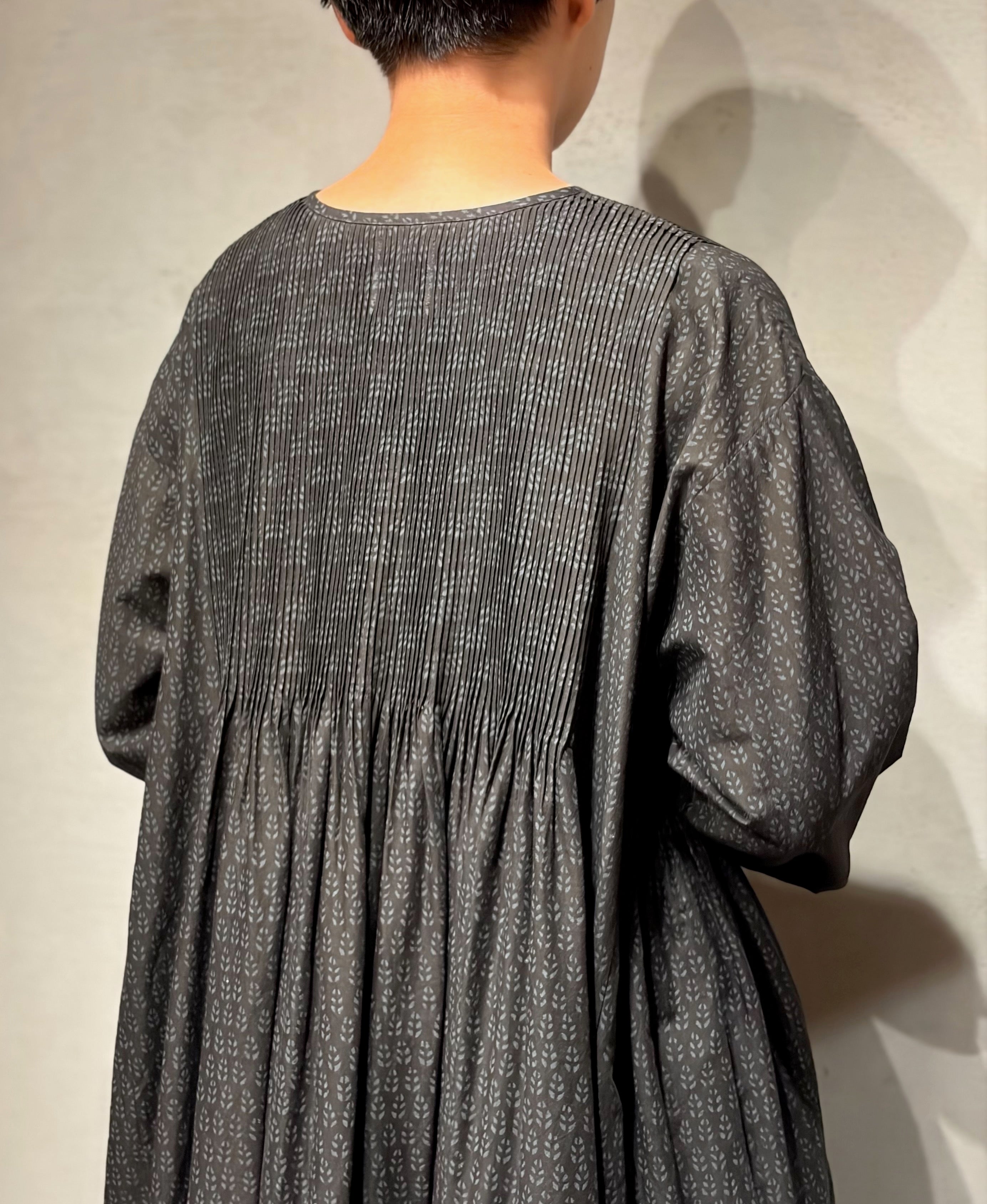 INMDS26723 80s VOILE LITTLE TREE BLOCK PRINT CREW-NECK DRESS WITH MINI PINTUCK