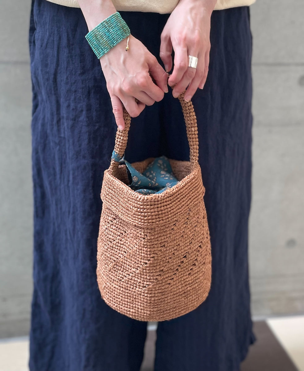 ANMDS2501 RAFFIA ONE HANDLE BARREL BAG