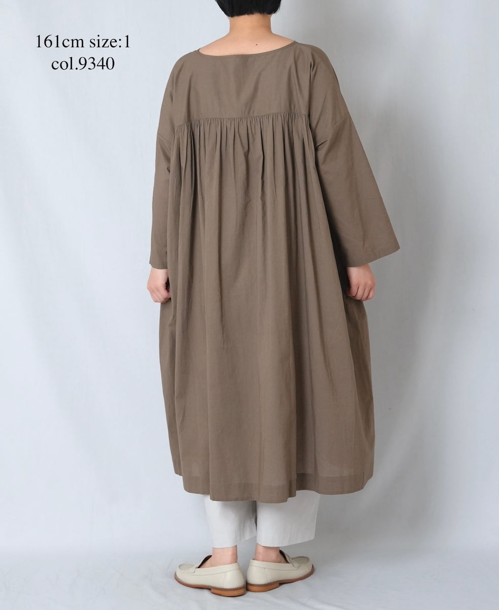 NSL26003 60s CAMBRIC PLAIN CREW-NECK BACK SIDE GATHERED DRESS WITH LINING