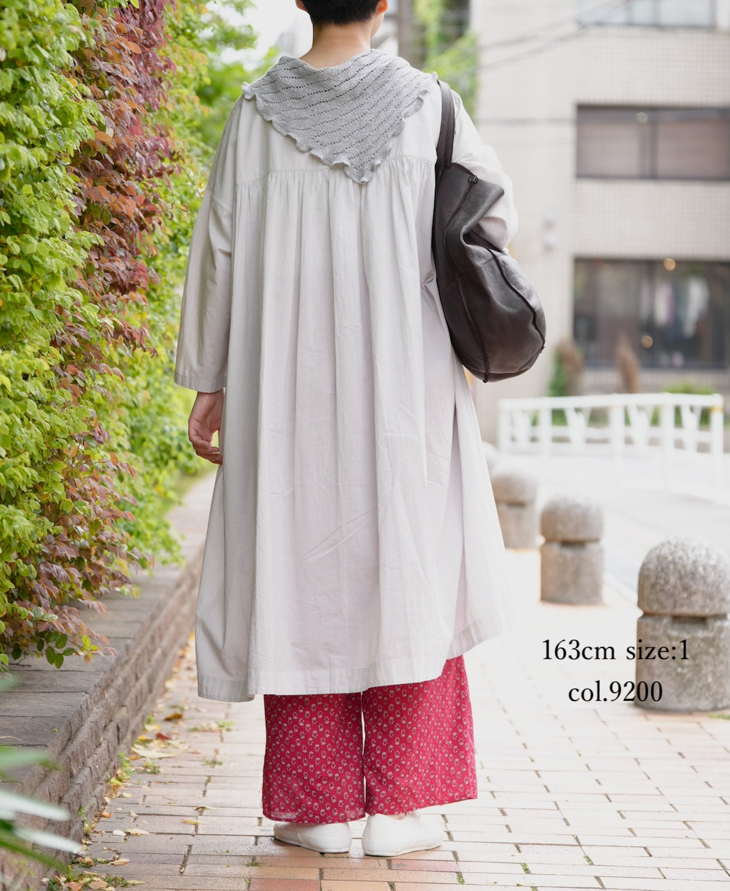NSL26003 60s CAMBRIC PLAIN CREW-NECK BACK SIDE GATHERED DRESS WITH LINING