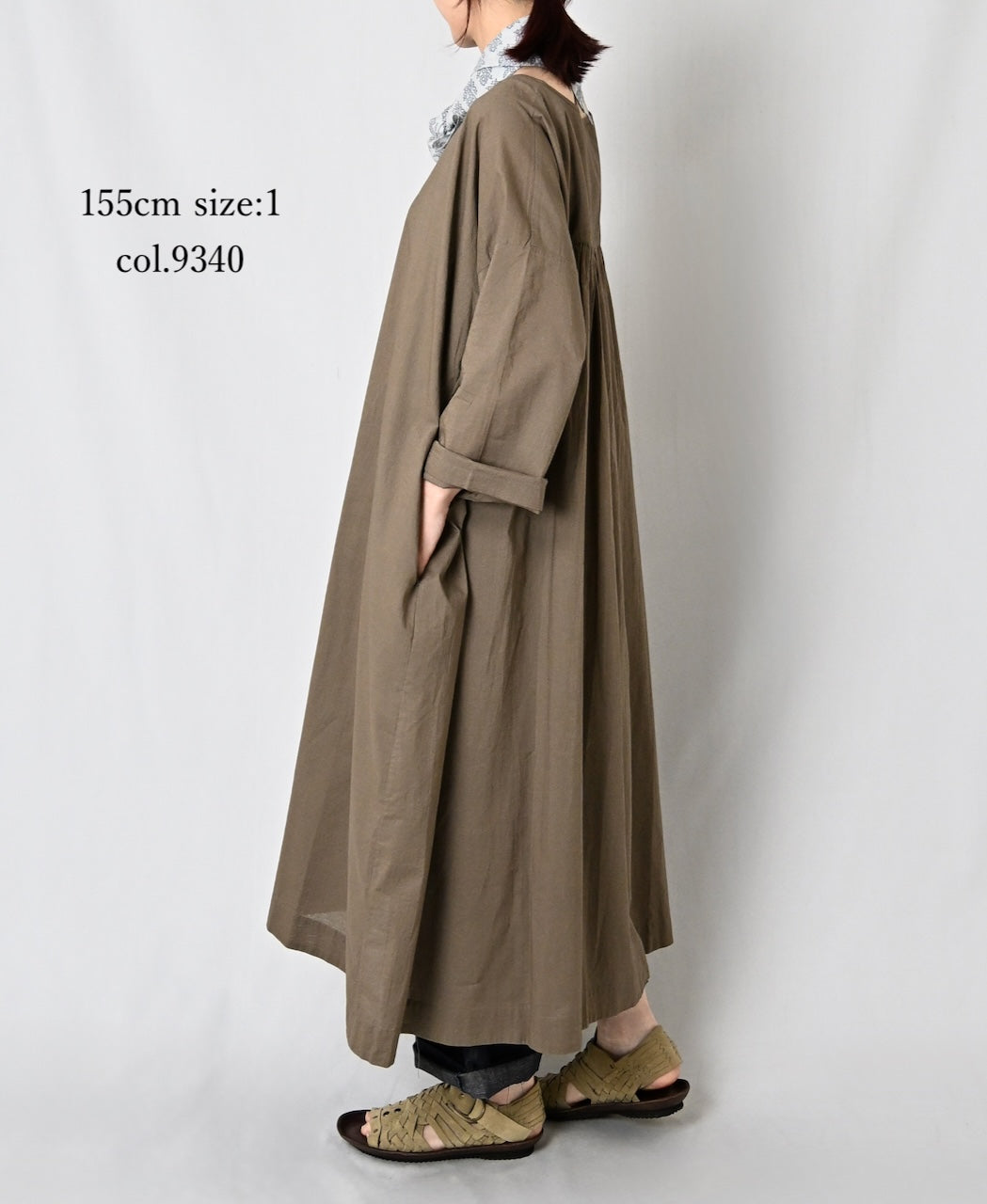 NSL26003 60s CAMBRIC PLAIN CREW-NECK BACK SIDE GATHERED DRESS WITH LINING
