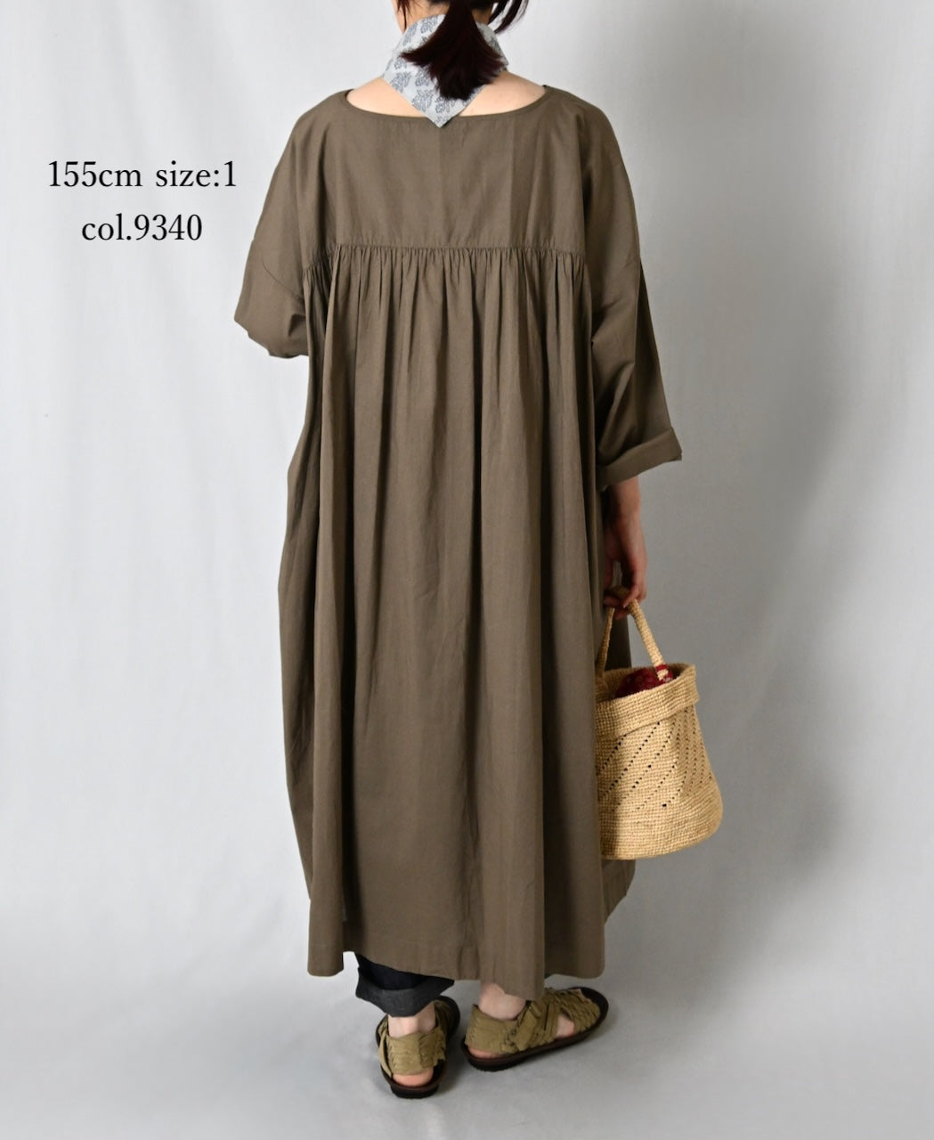 NSL26003 60s CAMBRIC PLAIN CREW-NECK BACK SIDE GATHERED DRESS WITH LINING