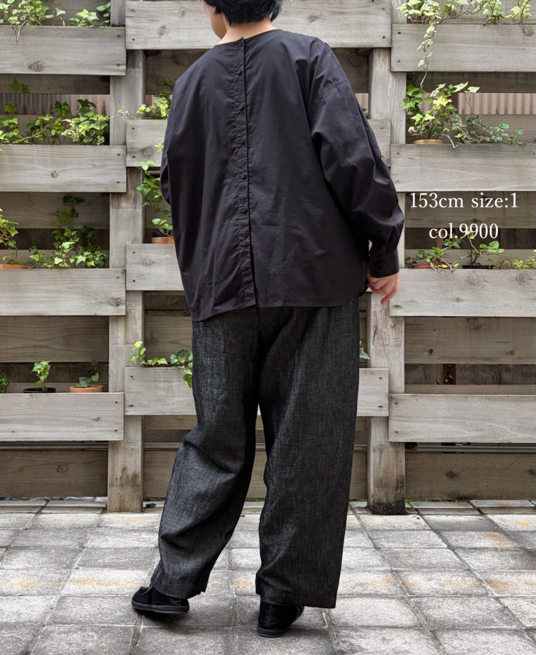 NMDS26522 60s ORGANIC CAMBRIC WITH EMB BACK OPENING CREW NECK PINTUCK & EMB SHIRT