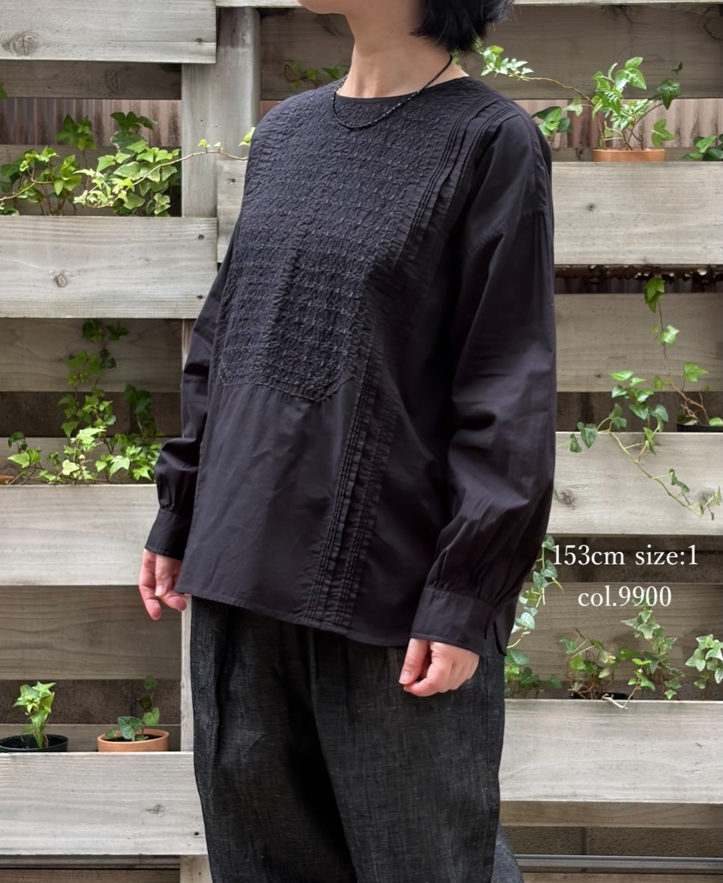 NMDS26522 60s ORGANIC CAMBRIC WITH EMB BACK OPENING CREW NECK PINTUCK & EMB SHIRT