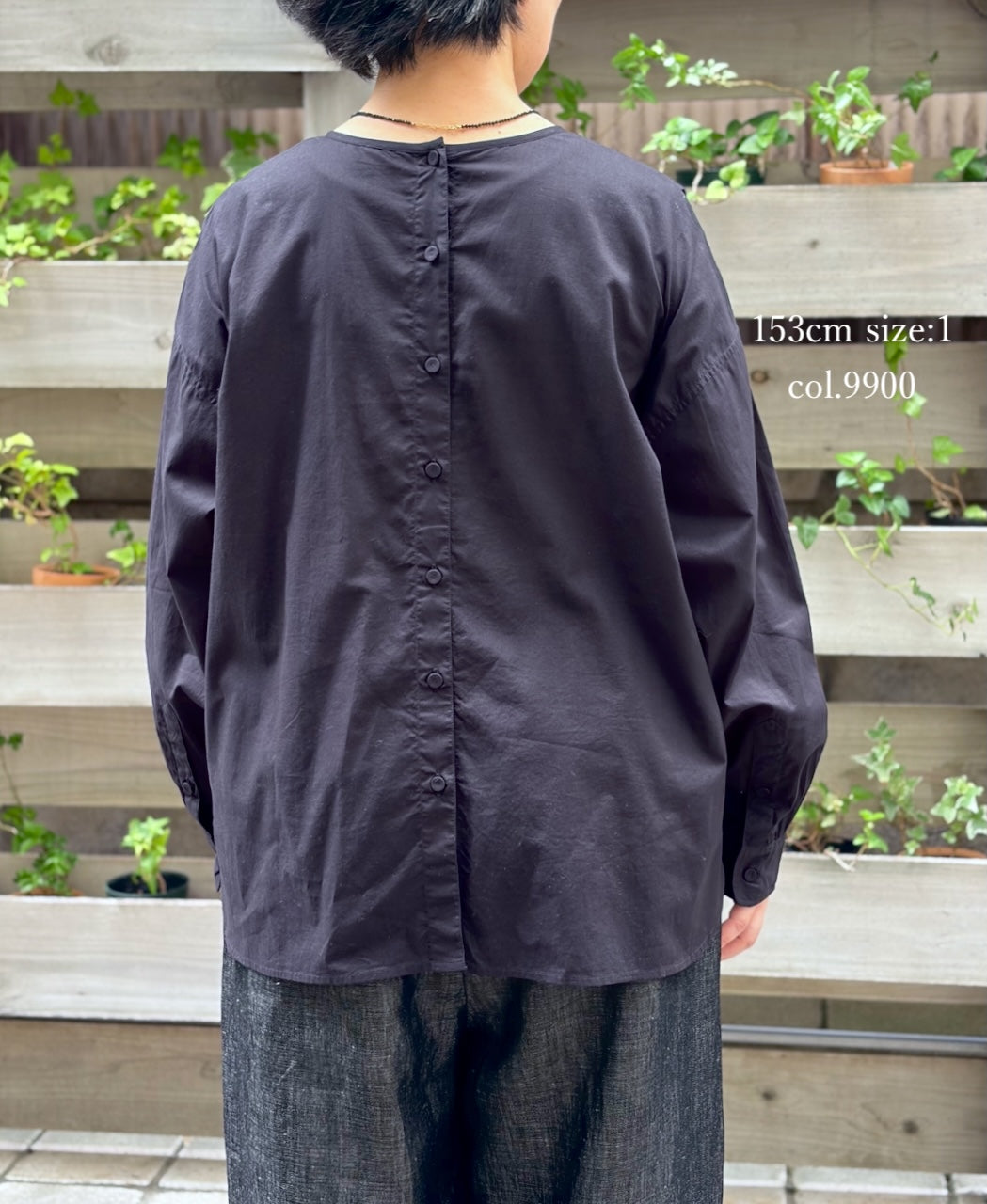 NMDS26522 60s ORGANIC CAMBRIC WITH EMB BACK OPENING CREW NECK PINTUCK & EMB SHIRT