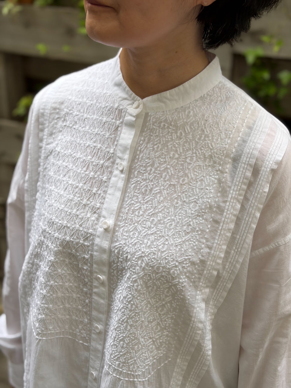 NMDS26521 60s ORGANIC CAMBRIC WITH EMB BANDED COLLAR PINTUCK & EMB SHIRT
