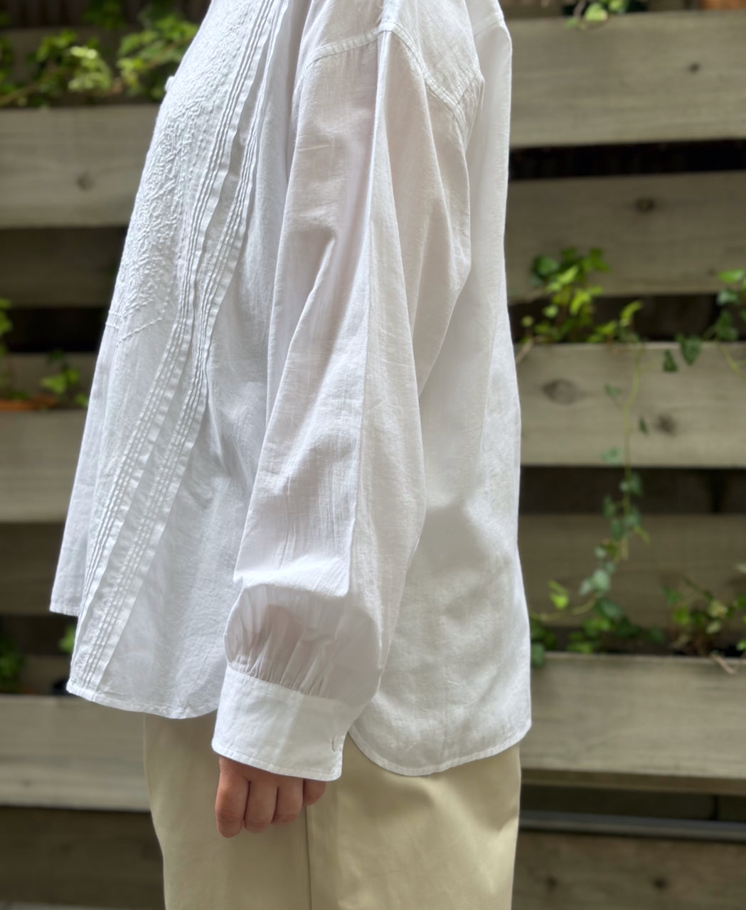 NMDS26521 60s ORGANIC CAMBRIC WITH EMB BANDED COLLAR PINTUCK & EMB SHIRT