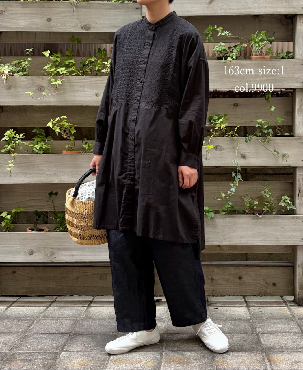 NMDS26524 60s ORGANIC CAMBRIC WITH EMB BANDED COLLAR MAXI SHIRT