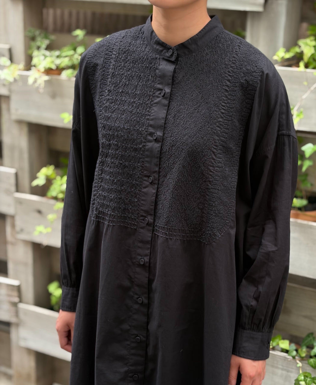 NMDS26524 60s ORGANIC CAMBRIC WITH EMB BANDED COLLAR MAXI SHIRT