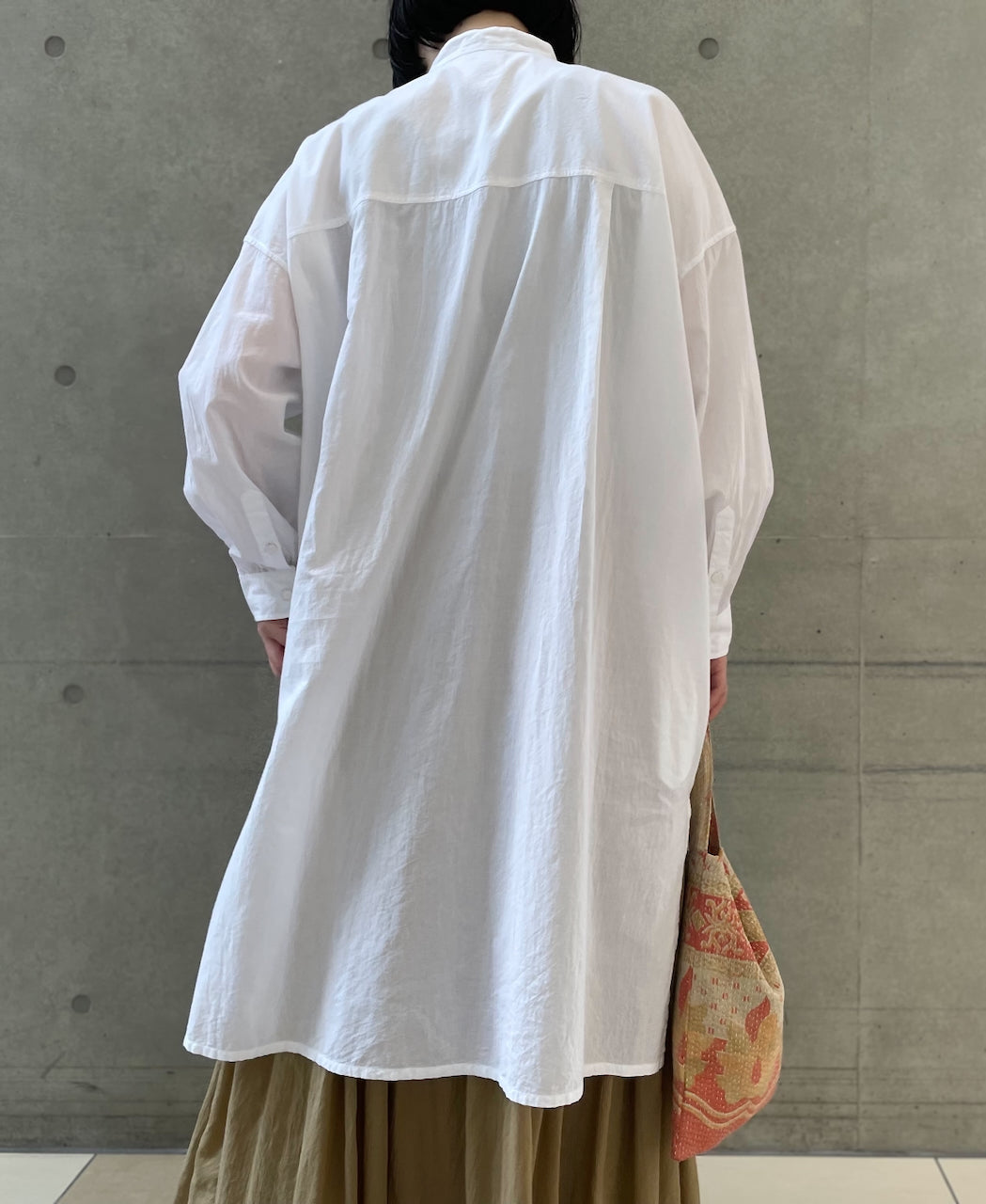 NMDS26524 60s ORGANIC CAMBRIC WITH EMB BANDED COLLAR MAXI SHIRT
