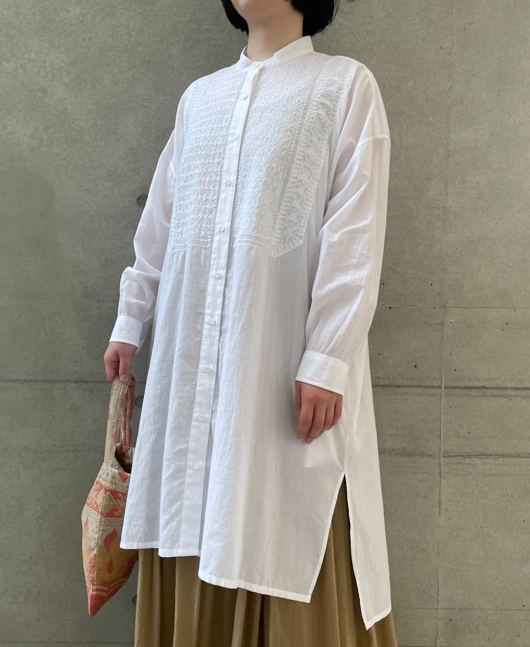 NMDS26524 60s ORGANIC CAMBRIC WITH EMB BANDED COLLAR MAXI SHIRT
