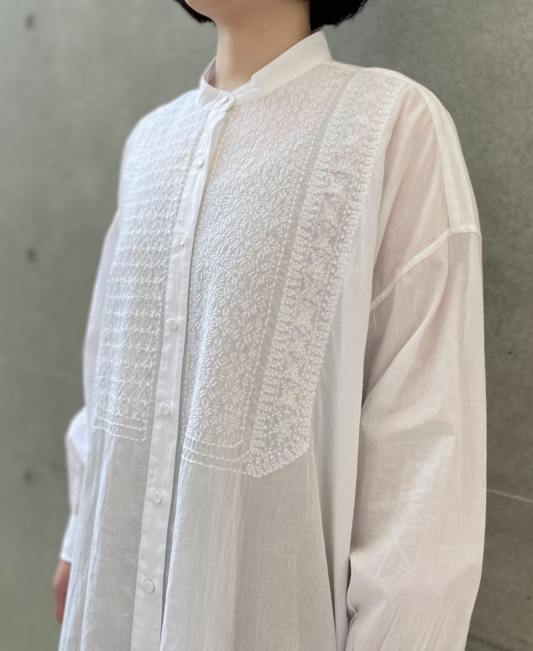 NMDS26524 60s ORGANIC CAMBRIC WITH EMB BANDED COLLAR MAXI SHIRT