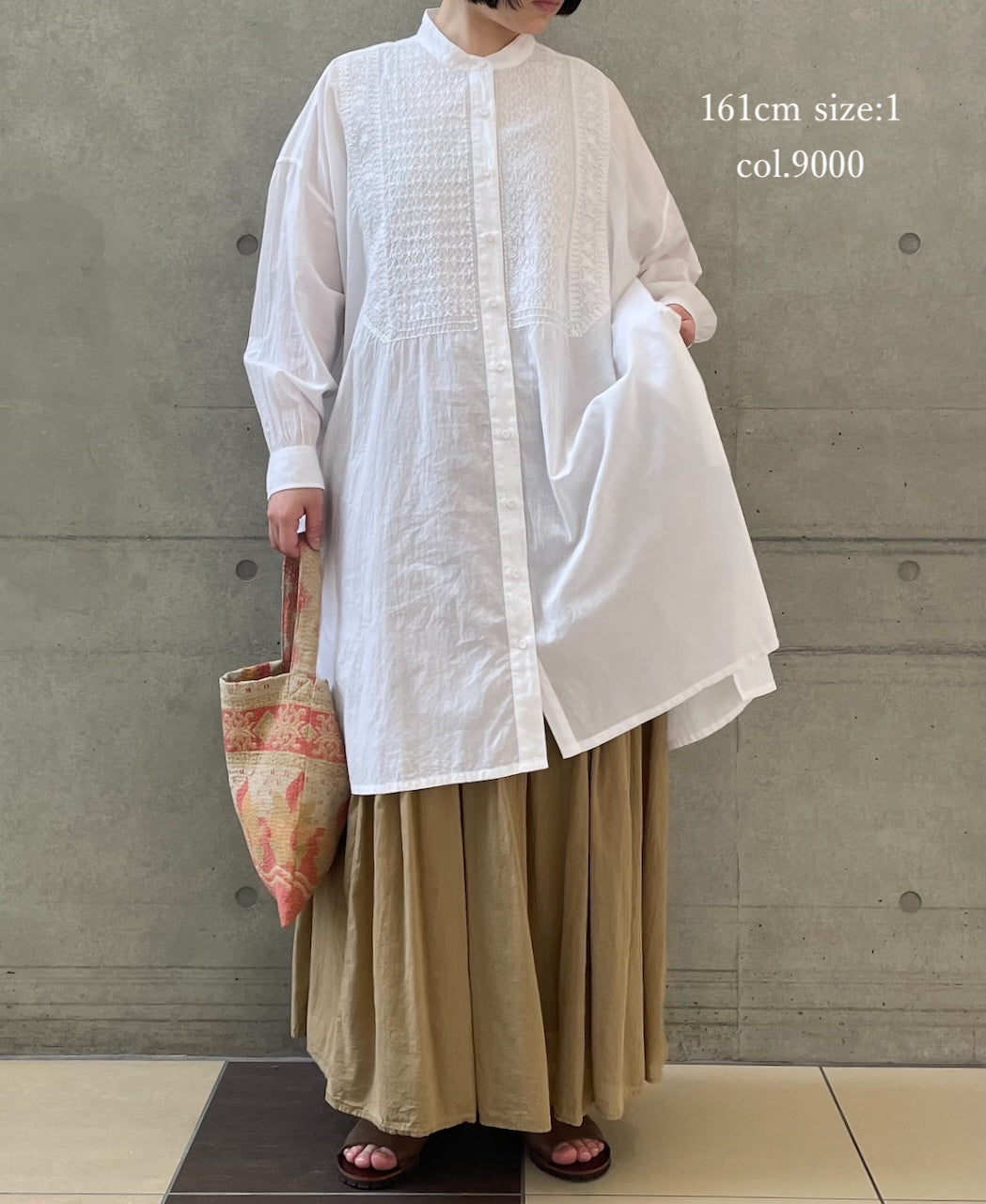NMDS26524 60s ORGANIC CAMBRIC WITH EMB BANDED COLLAR MAXI SHIRT