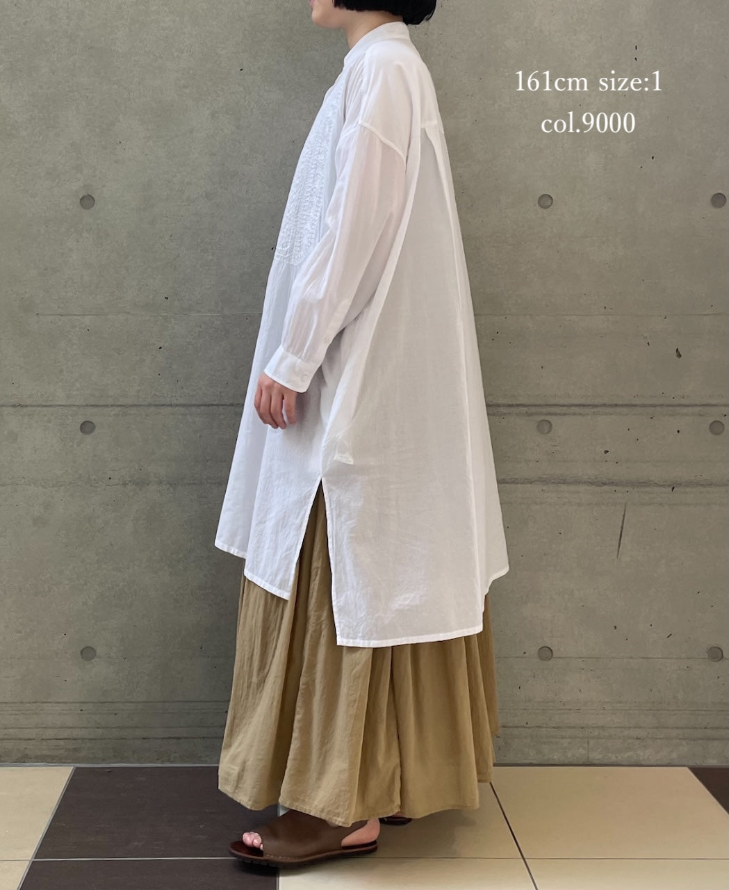 NMDS26524 60s ORGANIC CAMBRIC WITH EMB BANDED COLLAR MAXI SHIRT