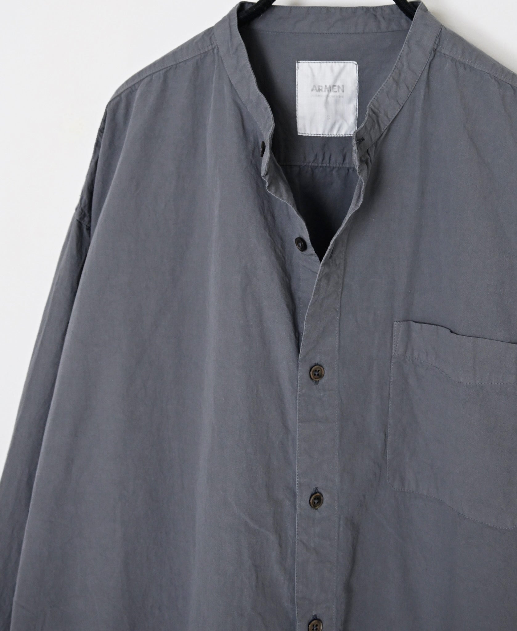 INAM2652PD 40s POPLIN OVERDYE UTILITY BANDED COLLAR LONG SHIRT