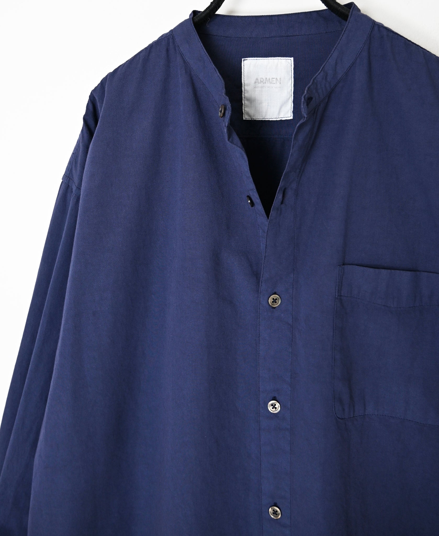 INAM2652PD 40s POPLIN OVERDYE UTILITY BANDED COLLAR LONG SHIRT