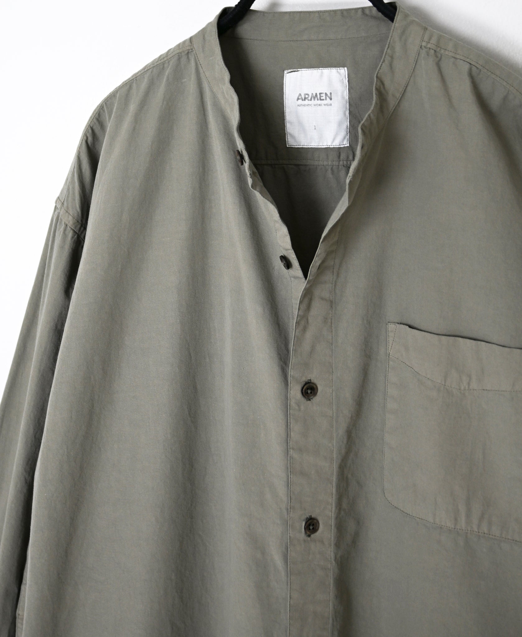 INAM2652PD 40s POPLIN OVERDYE UTILITY BANDED COLLAR LONG SHIRT