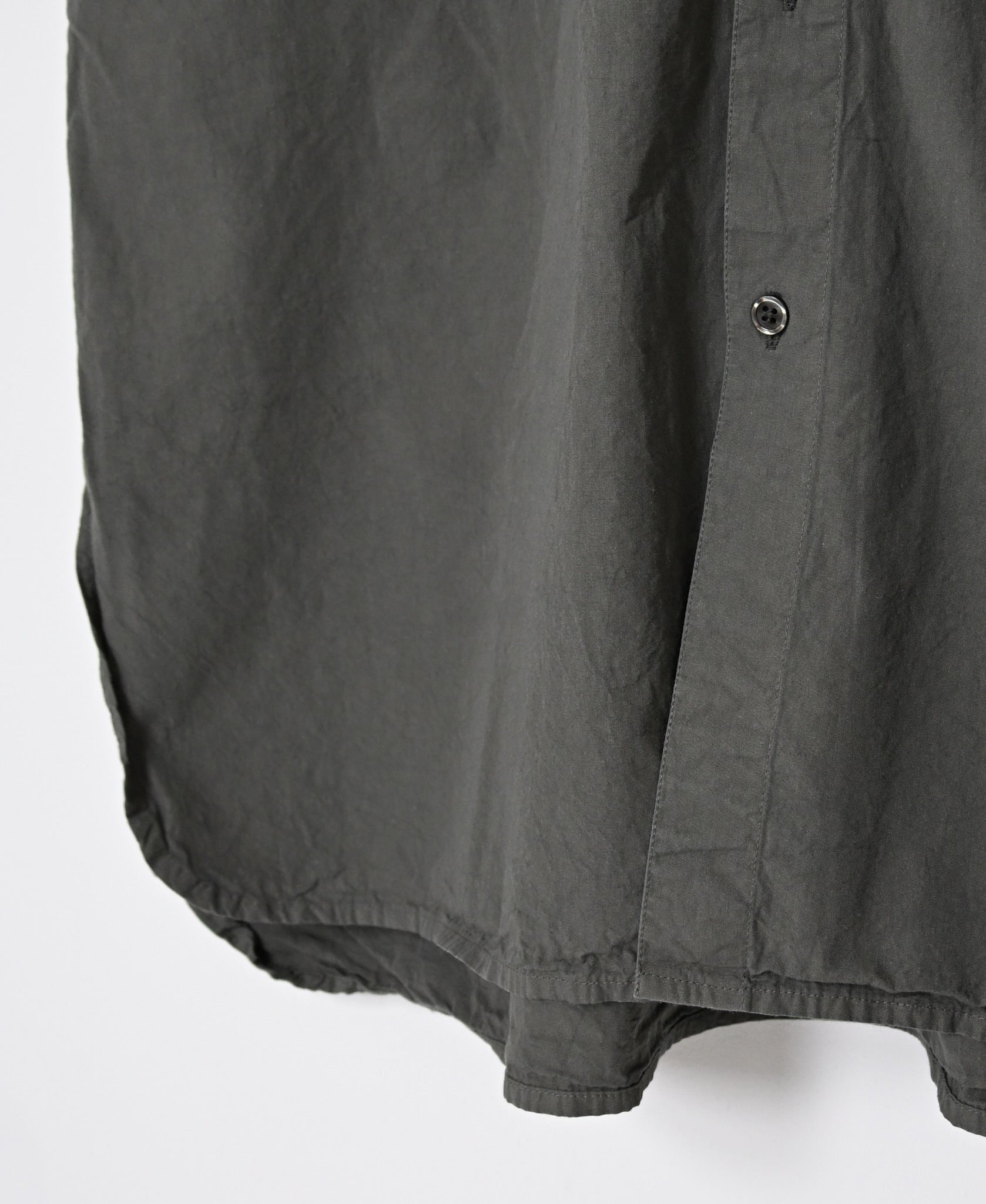 INAM2652PD 40s POPLIN OVERDYE UTILITY BANDED COLLAR LONG SHIRT
