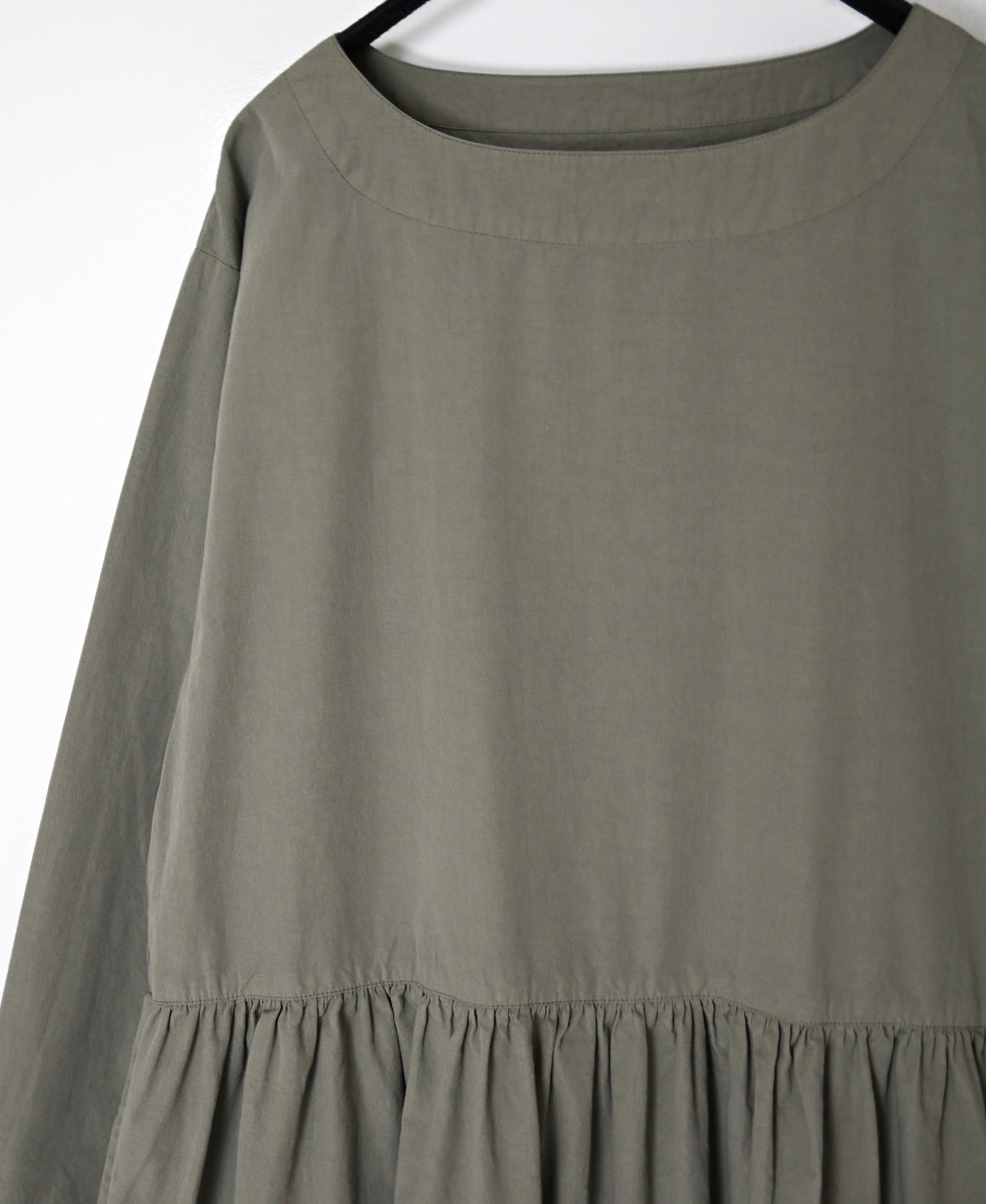 INAM2653PD 40s POPLIN OVERDYE BOAT NECK L/SL ONE-PIECE
