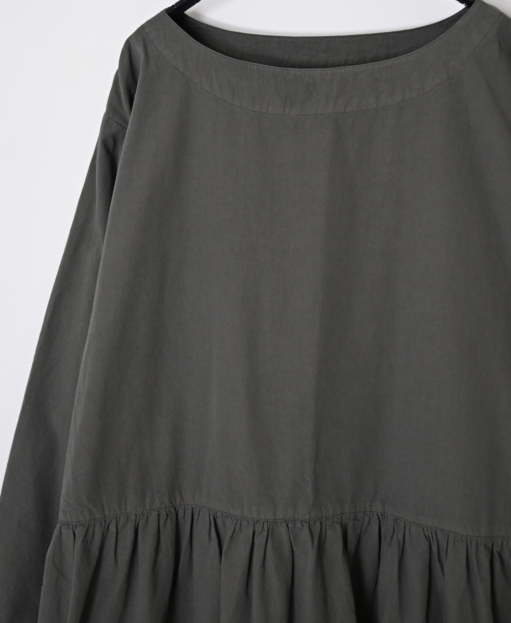 INAM2653PD 40s POPLIN OVERDYE BOAT NECK L/SL ONE-PIECE
