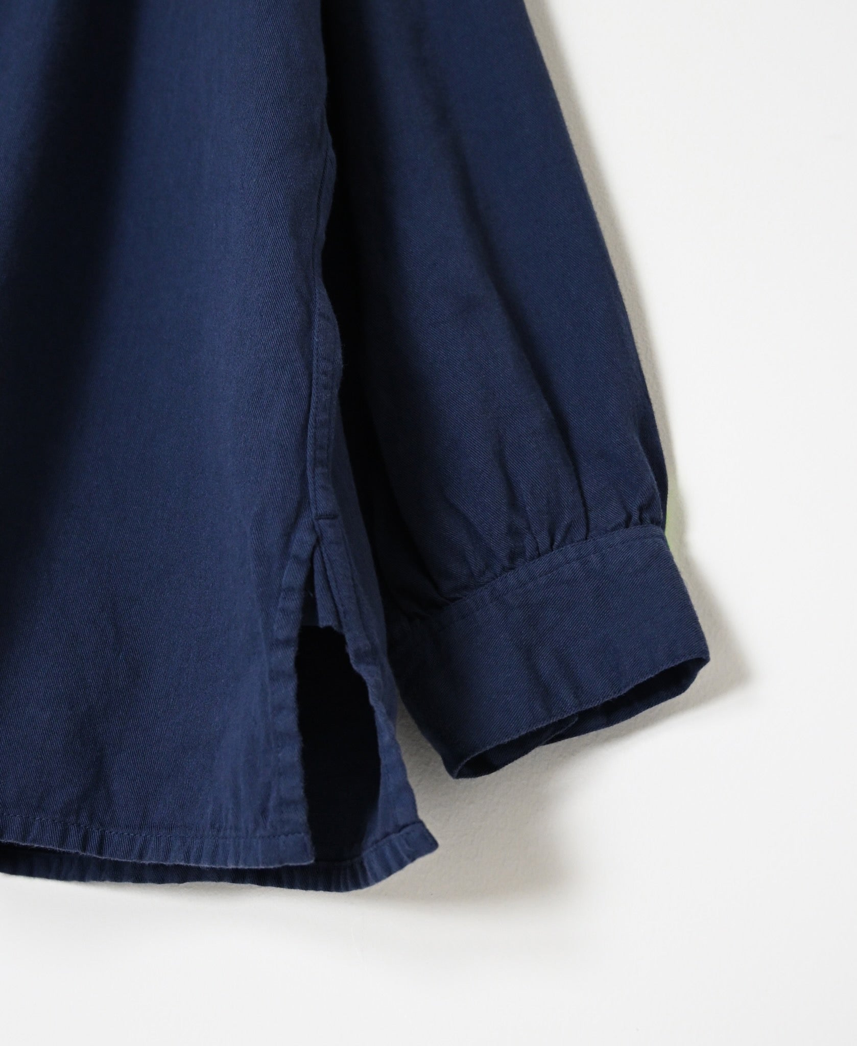 INAM2662TD 30s COTTON TWILL OVERDYE WORK GATHER BANDED SHIRT
