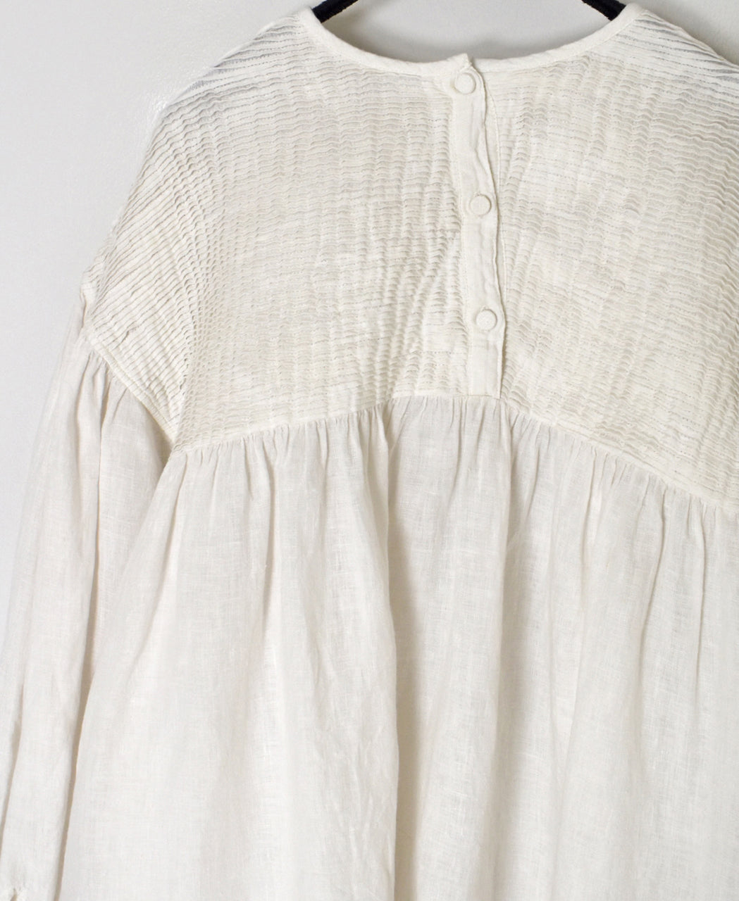 INMDS26003D 60s AUTOLOOM LINEN PLAIN OVERDYE BACK OPENING PULLOVER WITH MINI PINTUCK