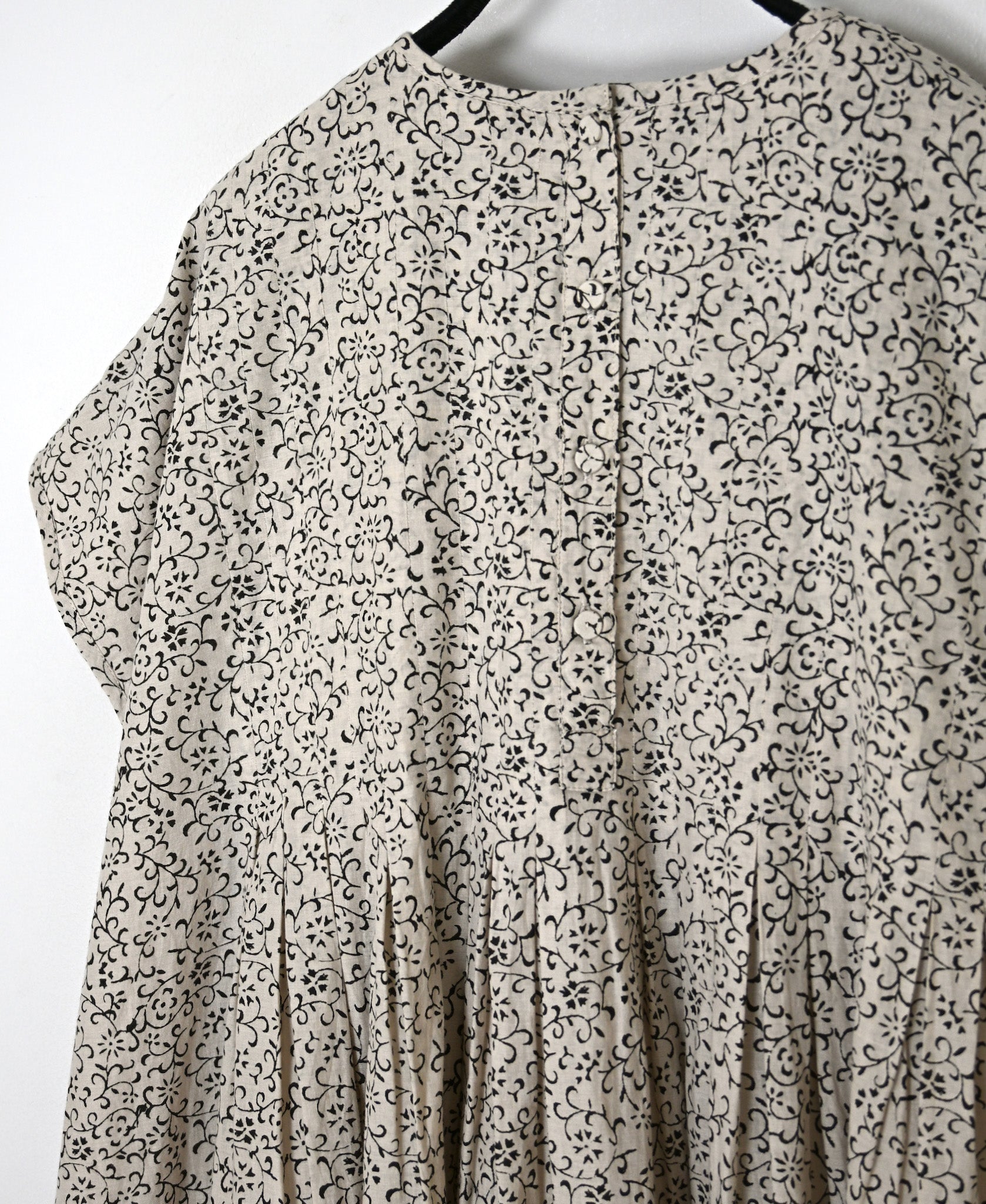 INMDS26122 POWER LOOM COTTON VOILE ARABESQUE HAND SCREEN PRINT INVERTED PLEAT FRENCH/SL DRESS