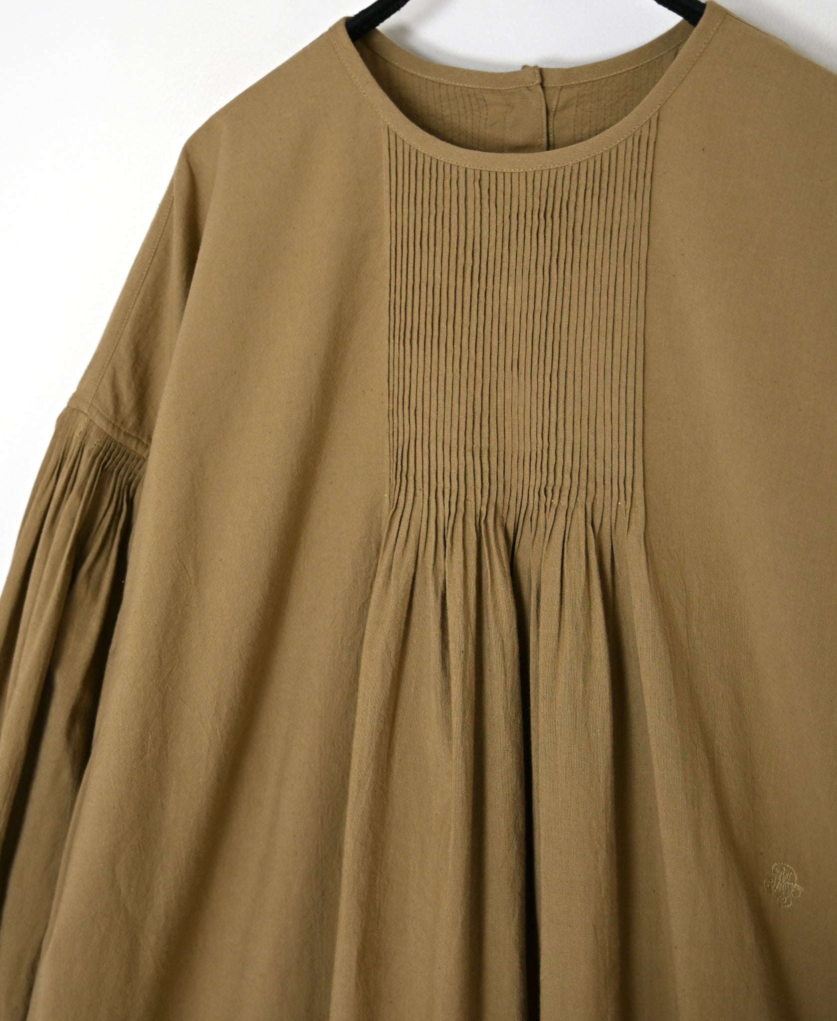 INMDS26733 HANDWOVEN HEAVY COTTON PLAIN WITH SELVAGE BACK OPENING CREW-NECK DRESS WITH MINI PINTUCK