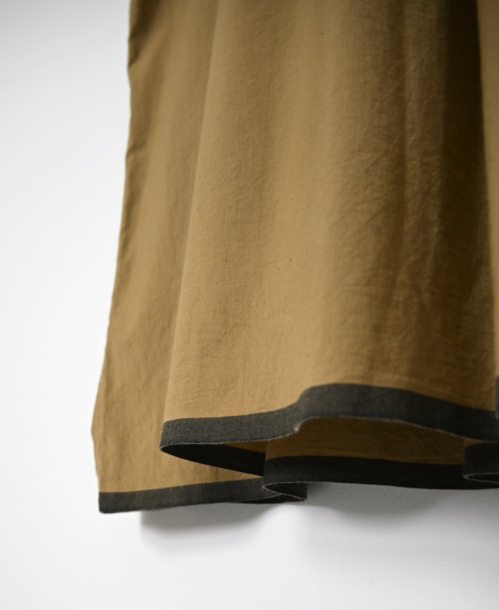 INMDS26733 HANDWOVEN HEAVY COTTON PLAIN WITH SELVAGE BACK OPENING CREW-NECK DRESS WITH MINI PINTUCK