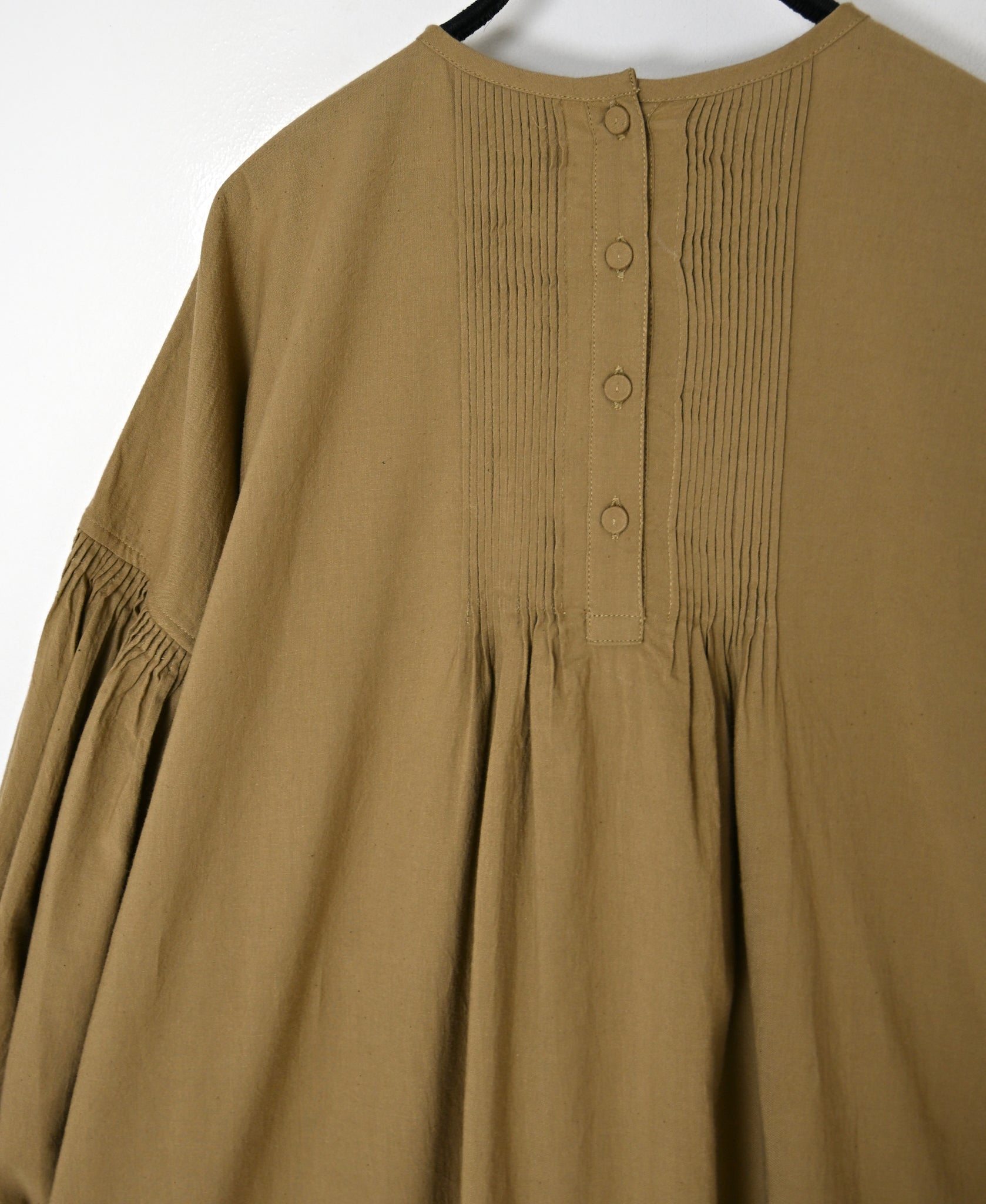 INMDS26733 HANDWOVEN HEAVY COTTON PLAIN WITH SELVAGE BACK OPENING CREW-NECK DRESS WITH MINI PINTUCK