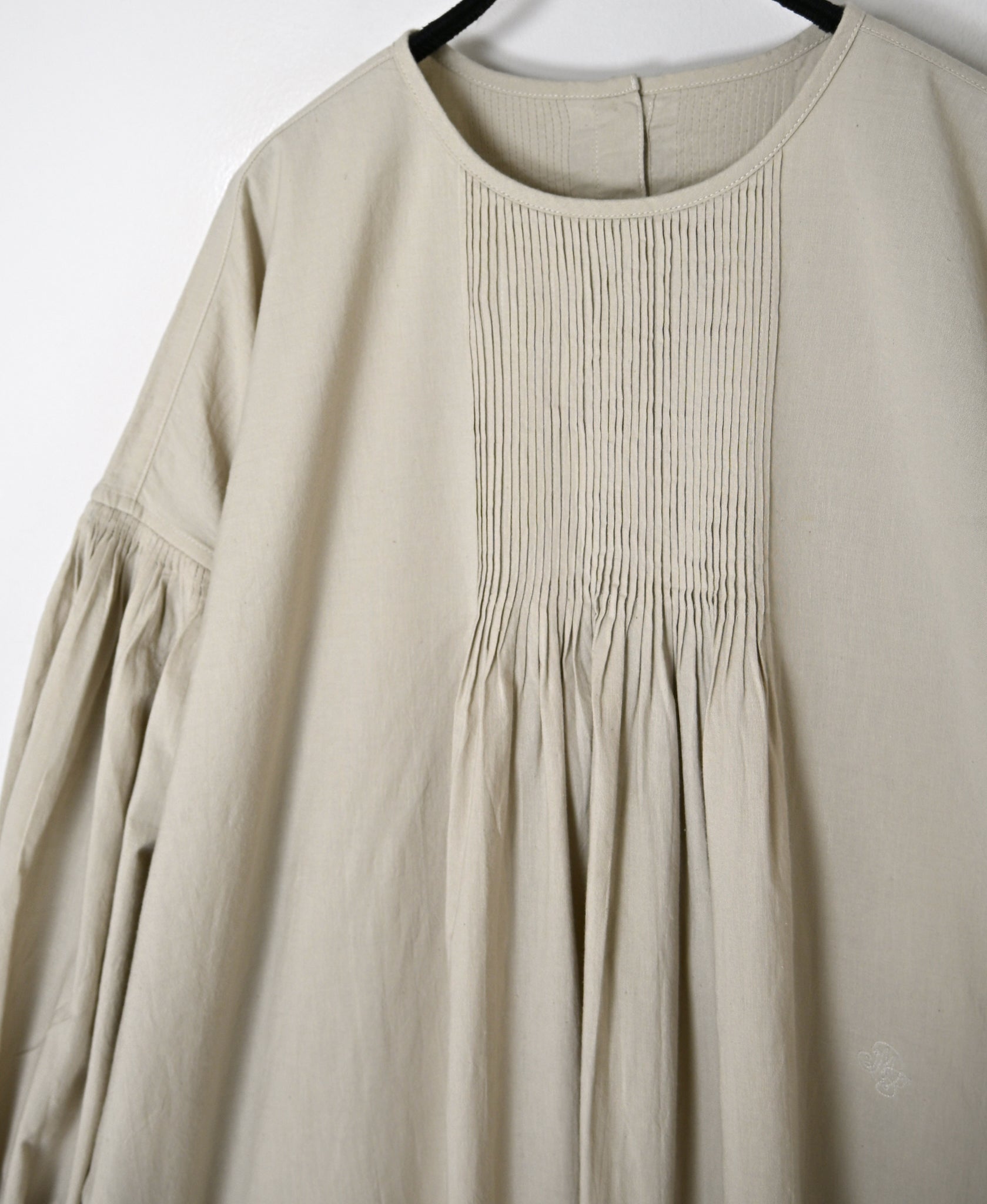 INMDS26733 HANDWOVEN HEAVY COTTON PLAIN WITH SELVAGE BACK OPENING CREW-NECK DRESS WITH MINI PINTUCK