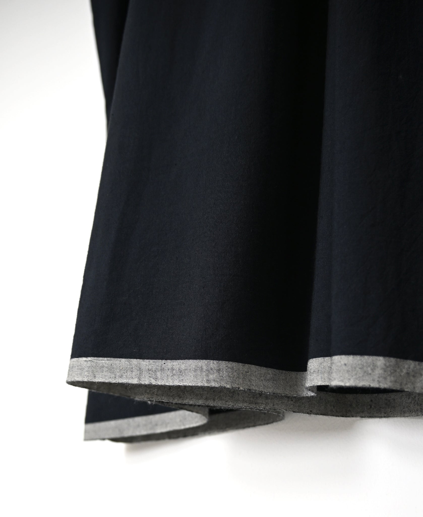 INMDS26733 HANDWOVEN HEAVY COTTON PLAIN WITH SELVAGE BACK OPENING CREW-NECK DRESS WITH MINI PINTUCK