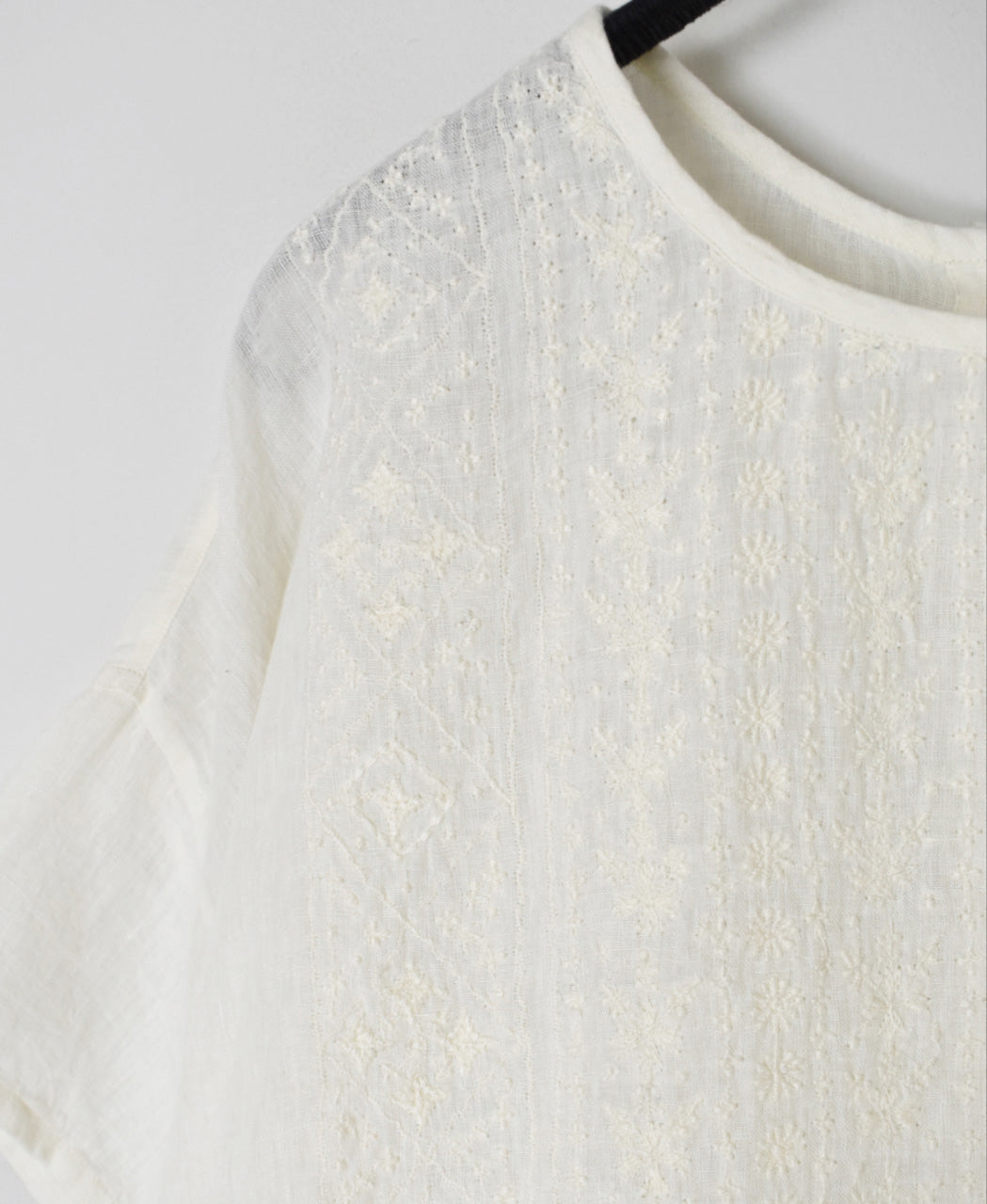 NMDS25242 80s POWER LOOM LINEN PLAIN BACK OPENING CREW-NECK S/SL EMB SHIRT