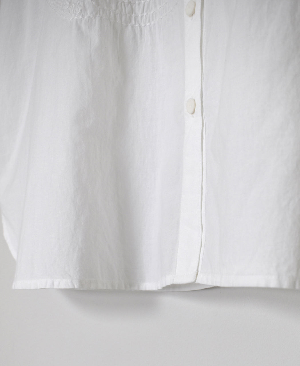 NMDS26224 60s ORGANIC CAMBRIC WITH EMB FRENCH/SLEEVE BANDED COLLAR EMB SHIRT