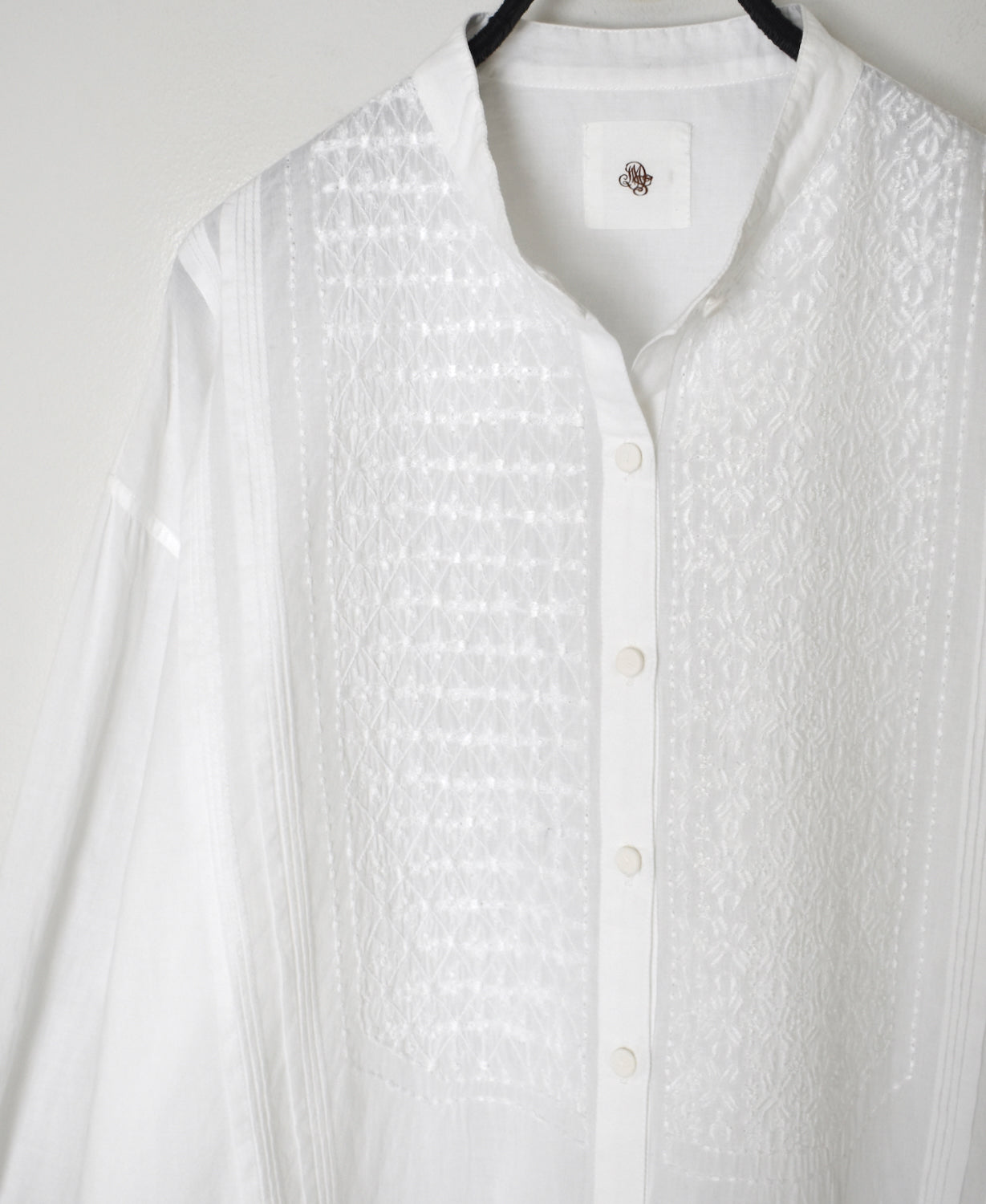 NMDS26521 60s ORGANIC CAMBRIC WITH EMB BANDED COLLAR PINTUCK & EMB SHIRT
